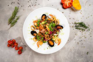 Salată cu fructe de mare