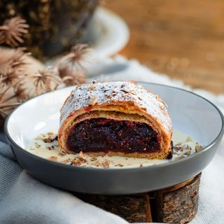 Strudel cu prune si nuci