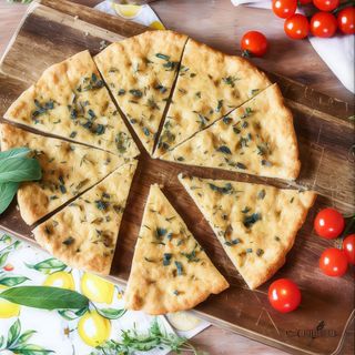 Focaccia cu usturoi și parmezan