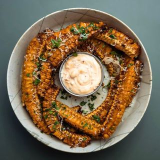 Coaste de porumb & chilli crunch mayo