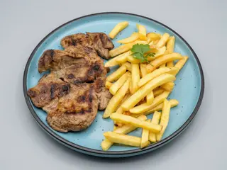 Ceafa de porc la gratar cu cartofi prajiti