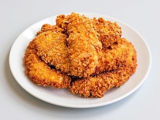 Piept de pui in fulgi de porumb