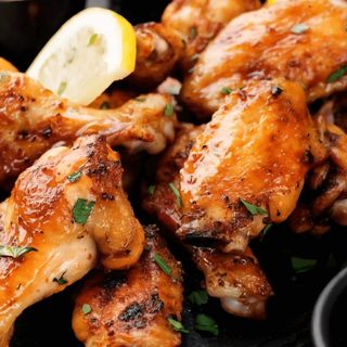 Aripioare de pui crocante, garnitură si salată