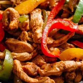 Tavă picantă piept pui sau cotlet cu legume și mămăligă