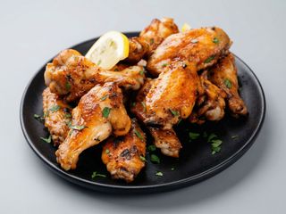 Aripioare de pui crocante, garnitură si salată
