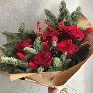 Buchet 5 trandafiri cu ilex