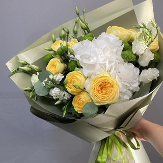 Buchet hortensie si trandafiri galben