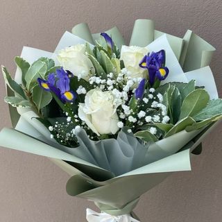 Buchet iris si trandafiri