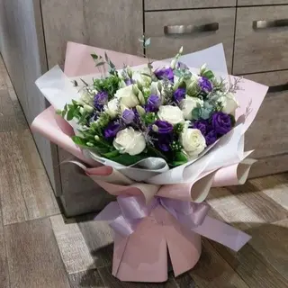 Buchet lisianthus mov si trandafiri albi