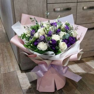 Buchet lisianthus mov si trandafiri albi