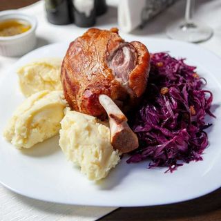 Buturel pe varză roșie cu piure de catofi