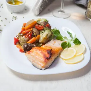 Somon la grătar cu brocoli și baby morcovi