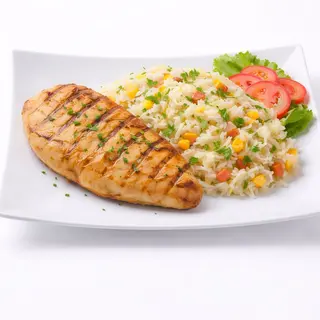 Piept de pui la grătar și orez cu legume