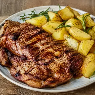 Ceafă de porc la gril și cartofi cu rozmarin