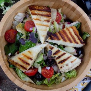SALATA VEGGIE CU HALLOUMI
