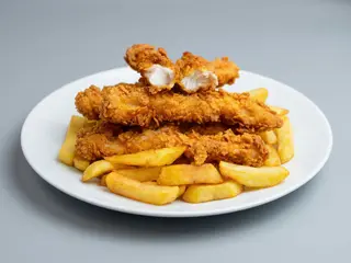 Crispy de pui cu cartofi prajiti și sos de usturoi