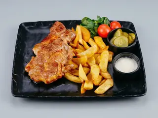 Ceafă la grătar pe rocă vulcanică cu cartofi pai și sos de usturoi