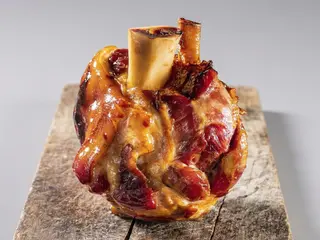 Ciolan copt cu roate de cartofi prăjite și salată de muraturi