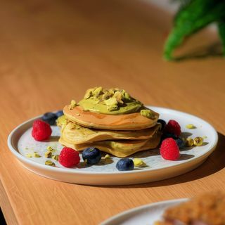 Pancakes cu crema de fistic si fructe