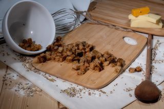 Crutoane integrale cu ierburi aromate
