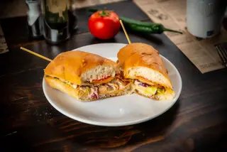 Sandwich cu piept de pui și maioneză