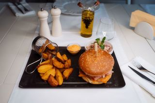 Burger de vitã cu cartofi wedges şi salatã Coleslaw