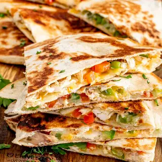 Quesadilla cu piept de pui cu cartofi prăjiți