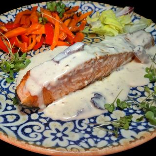 Somon la grătar cu sos de piper roșu și legume la tigaie