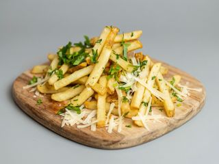 Cartofi prajiti cu usturoi, patrunjel si parmesan