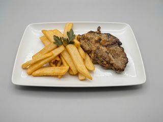 Ceafa de porc la gratar si cartofi prajiti - 350g