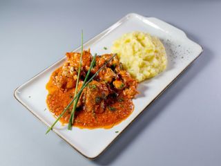 Ostropel de pui si piure de cartofi.