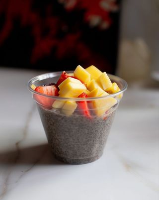 Budinca vegana de chia cu fructe