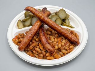 Fasole batuta cu carnati si salata si paine