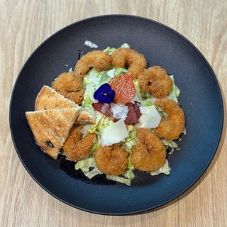 Salată cu creveți crocanți