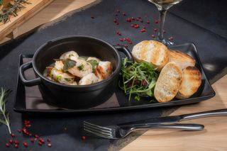 Creveti in sos de vin cu ciabatta prajita