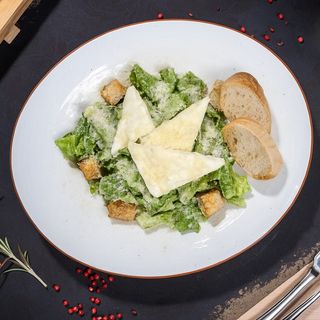 Salată Caesar cu piept de pui la grătar