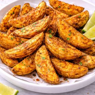 Cartofi spicy wedges 