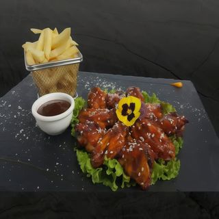 Aripioare de pui cu sos barbeque