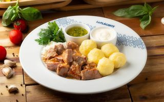 Pastramă de berbecuț cu mămăliguță