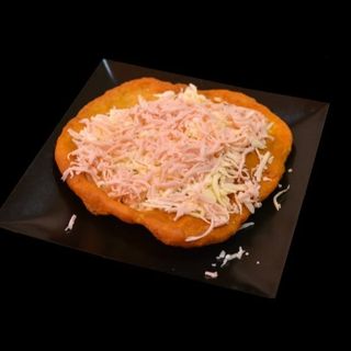 Langos cu sunca si cascaval