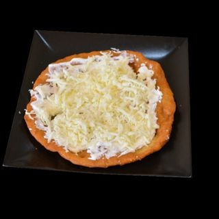 Langos cu smantana si cascaval