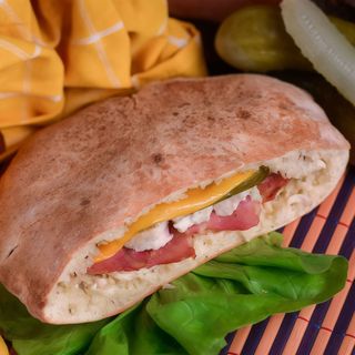 Chifla cu bacon si pui