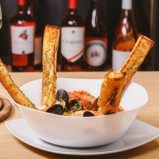 Zuppa di gallinella e frutti di mare