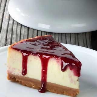 Cheesecake cu sos fructe de padure