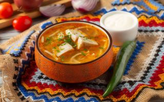 Zeamă de pui cu tăiței