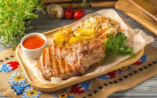 Cotlet de porc cu cartofi copți