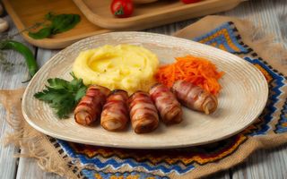 Frigărui de pui în bacon cu piure de cartofi