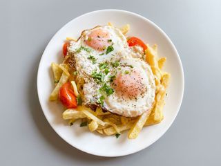 Cartofi prajiti, 2 oua ochiuri si paine