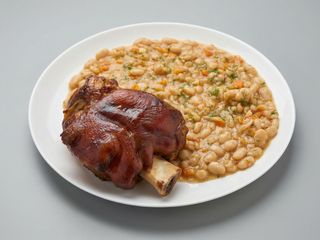 Ciolan cu fasole si salata