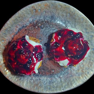 Papanași cu dulceață și smântână